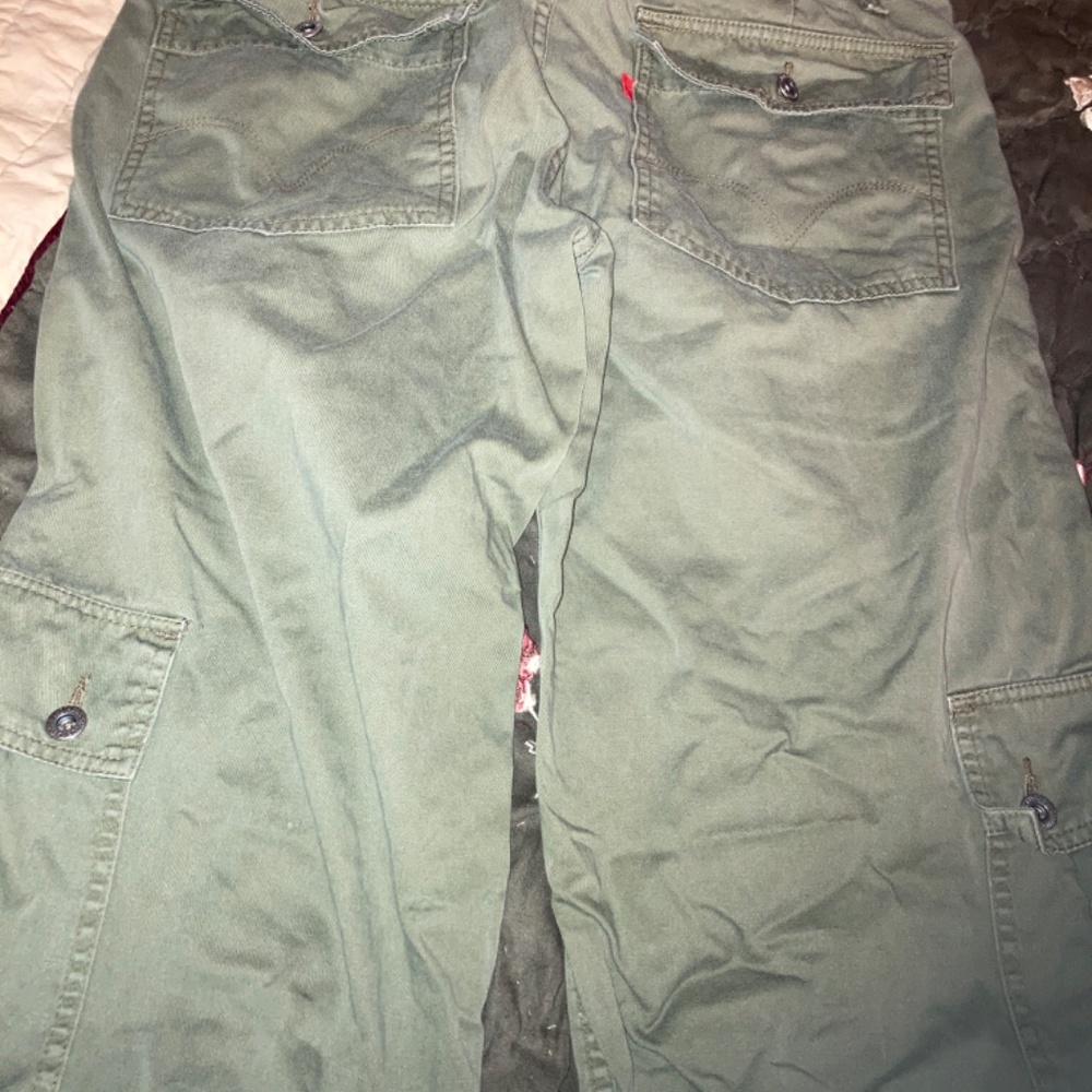 Levis  army, green, cargo capris - Picture 5 of 8